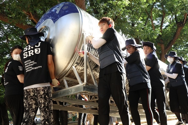 베트남 빈딘봉사단 학생들이 빗물탱크를 설치하고 있다.