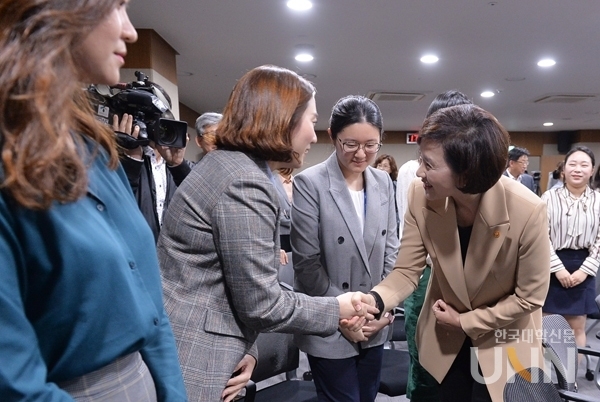 유은혜 교육부 장관이 취임식 후 직원들과 인사를 하고 있다.