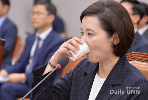 유은혜 사회부총리 겸 교육부장관 후보자가 인사청문회  중 물을 마시고 있다.