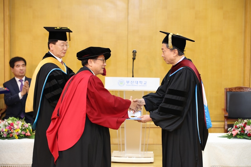 전호환 부산대 총장이 하토야마 유키오 전 총리에게 명예정치학박사학위를 수려하고 있다.