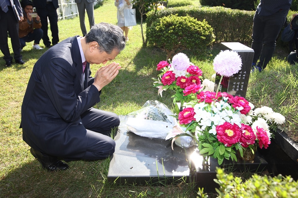 하토야마 전 총리가 학위수여식 행사에 앞서 2001년 일본의 지하철역에서 승객을 구하다 숨진 의인 故 이수현 씨가 안치된 영락공원을 찾아 추모했다.
