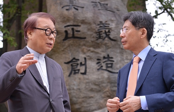 이인원 본지 회장(왼쪽)이 이종서 대전대 총장과 대담을 하고 있다.