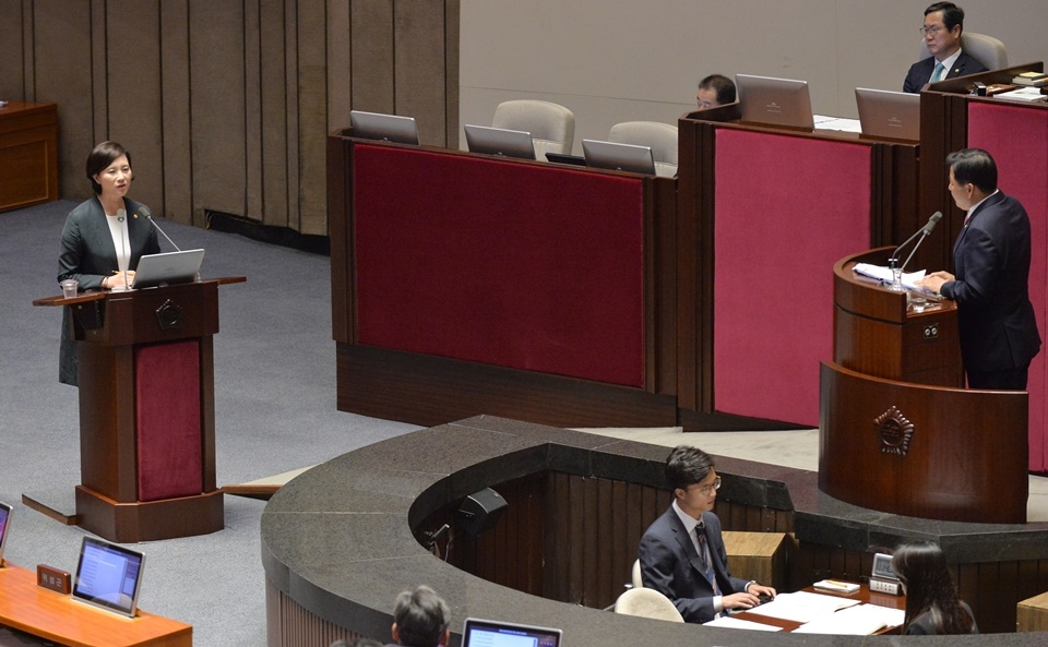 유은혜 교육부장관이 4일 국회 대정부 질문에서 답면을 하고 있다.