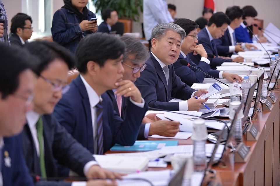 2017년 국회 국정감사에서 의원들이 질의를 하고 있다.   한국대학신문DB