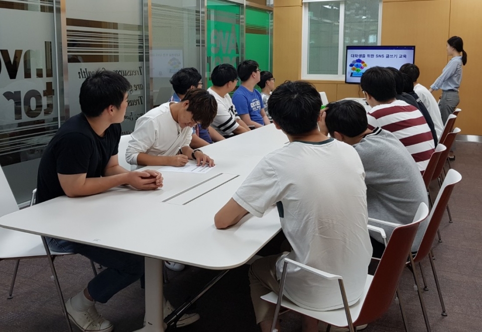 4일 학생들의 SNS 경쟁력 강화를 위해 실시된 교육에서 학생들이 강연을 듣고 있다.