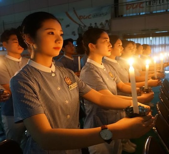 10일 열린 나이팅게일 선서식에서 학생들이 촛불점화를 하고 있다.