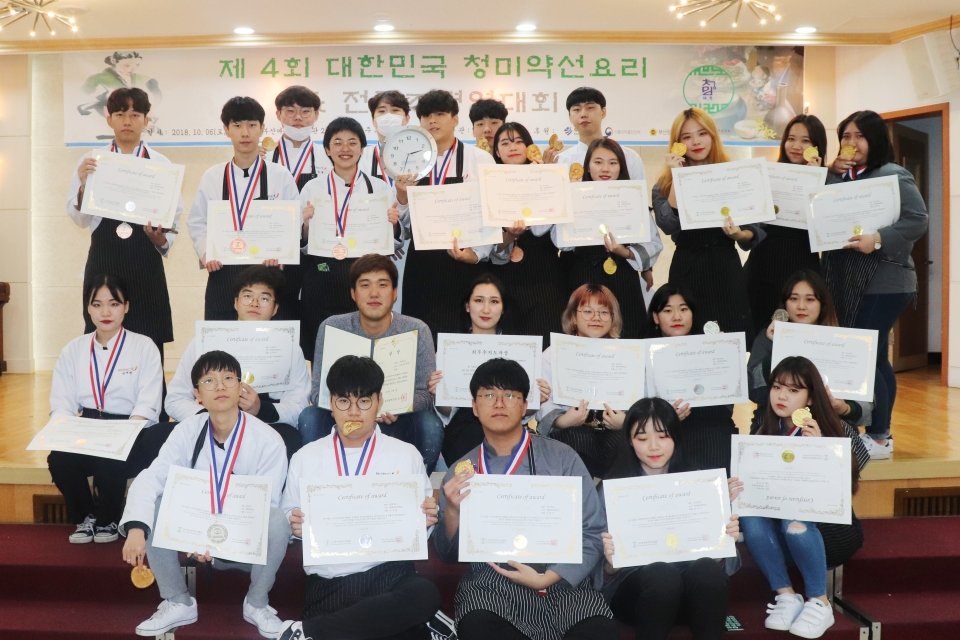 대한민국 청미약선요리대회에 참가한 24명의 학생이 전원 수상한 후 메달을 보이며 기념촬영을 했다.