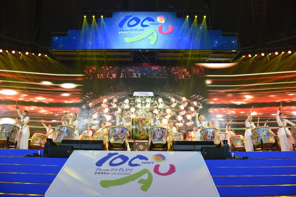10일 올림픽공원 핸드볼경기장에서 열린 100주년 기념식 및 비전 선포식에서 재학생들의 축하 공연이 열리고 있다.