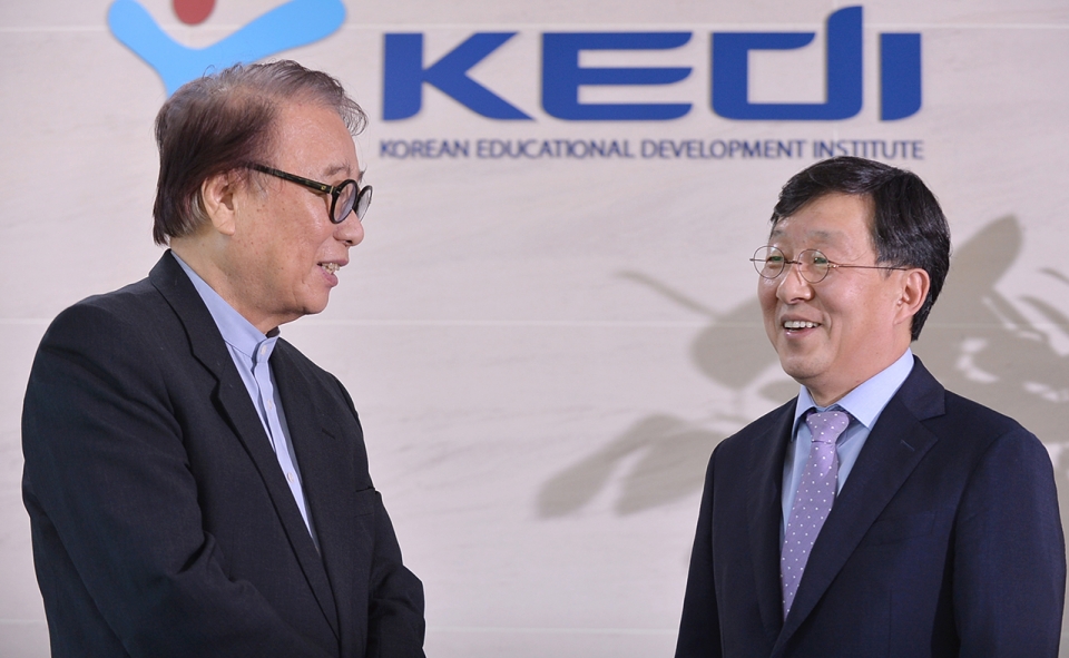 이인원 본지 회장(왼쪽)이 반상진 한국교육개발원장과 대담을 하고 있다.