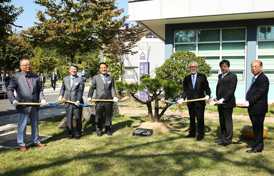 12일 한남대 이덕훈 총장(왼쪽 세 번 째)과 시코쿠학원대학 스에요시 총장(오른쪽 세 번 째)이 교류 40주년 기념식수를 하고 있다.