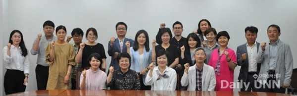 전문대학교수학습발전협의회 2기 임원진이 9월 31일 열린 임원회의에서 단체사진을 촬영하고 있다.