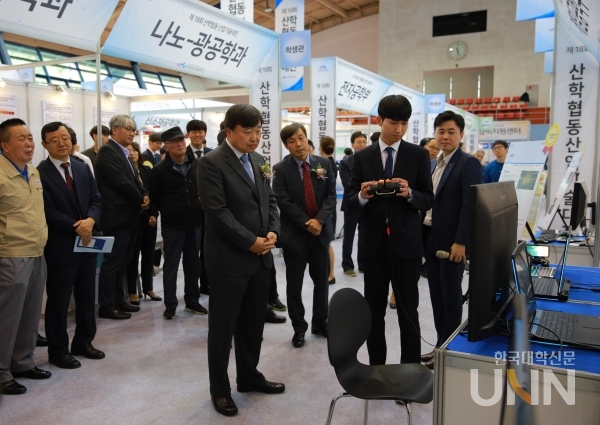 산업통상자원부 장관상을 받은 김형중 학생이 레이싱 드론을 시연했다.