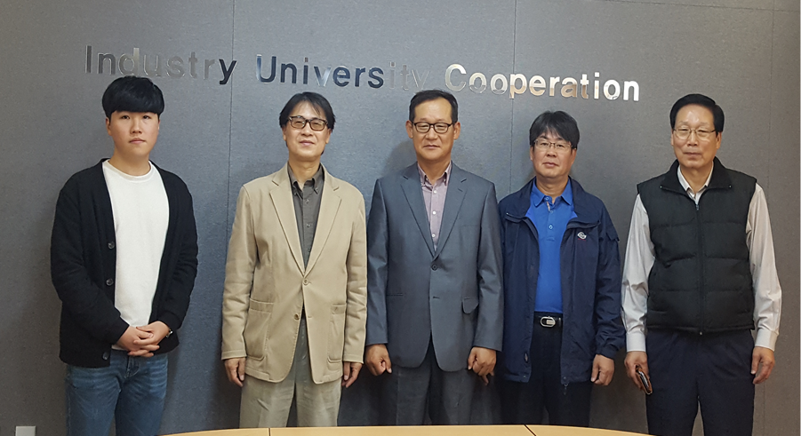 김기동 교수(왼쪽에서 2번째)가 이노소재에 특허 기술 이전을 실시한 후 기념촬영을 했다.