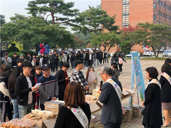 15일 오전 9시부터 시작된 도시락 간식 나눔 이벤트에서 정영선 총장과 도서관 관계자들이 학생들에게 빵과 음료수 등을 나눠주고 있다.