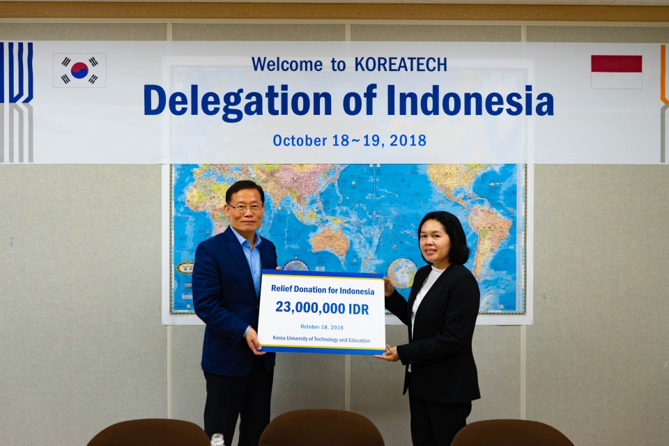 박해웅 대외협력실장이 인도네시아 연구기술고등교육부에 지진 피해 구호 성금을 전달했다.
