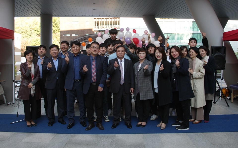 김주성 총장 (앞줄 가운데)이 참석자들과 기념촬영을 했다.