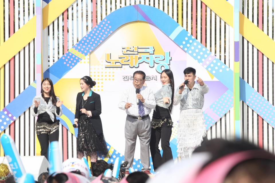 이만세 방송연예미디어과 교수와 학생들이 전국노래자랑 본선에 진출해 인기상을 수상했다.