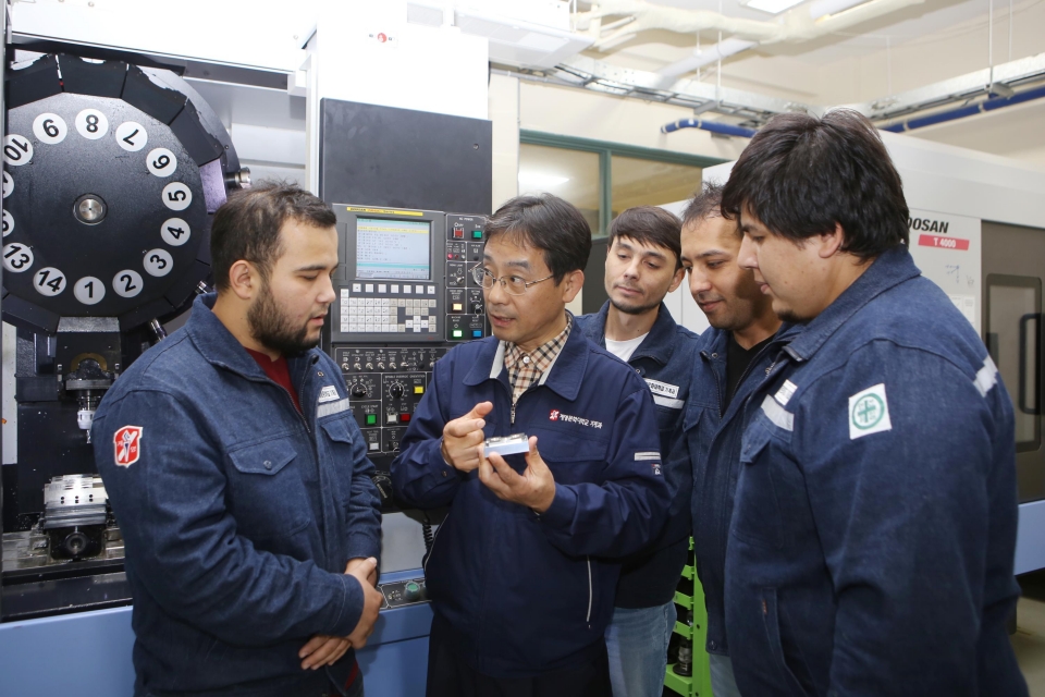 ​코이카 사업 총괄 책임자인 이상석 기계과 교수가 우즈베키스탄 유학생에게 기계 사용 방법을 가르치고 있다.​
