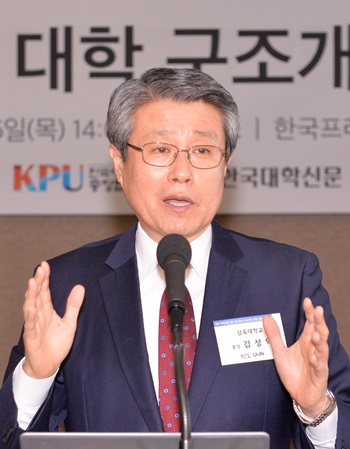 김성익 삼육대 총장이 ‘대학재정 확충 방안’에 대해 주제발표를 하고 있다.