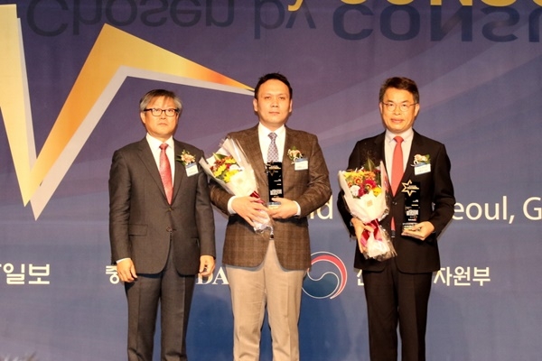이영수 서울디지털대 부총장(오른쪽)이 ‘2018 소비자의 선택’을 수상한 후 기념촬영을 하고 있다