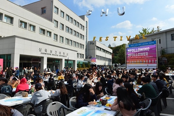 대학의 H관 앞마당에서 600여 명의 학생이 채식식단으로 된 점심식사를 제공받았다.