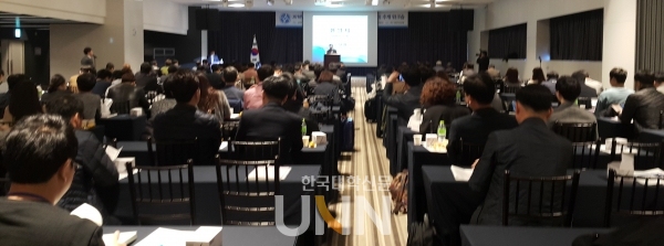 24일 한국전문대학교무학사관리자협의회가 추계 워크숍에 참여한 대학 관계자들이 발표를 듣고 있다.(사진 = 허지은 기자)