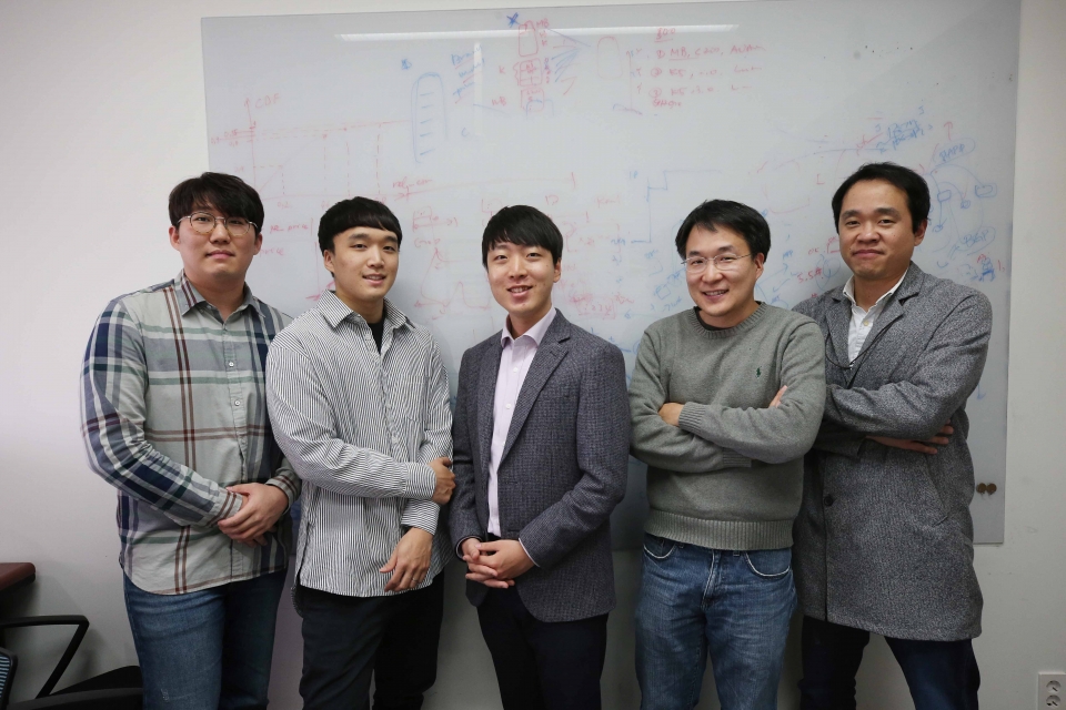 왼쪽부터 김재홍, 정영목 석사과정, 여현호 박사과정, 한동수 교수, 신진우 교수