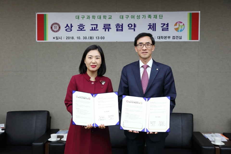 박준 총장(오른쪽)과 정일선 대표가 업무 협약 체결 후 기념촬영을 하고 있다.