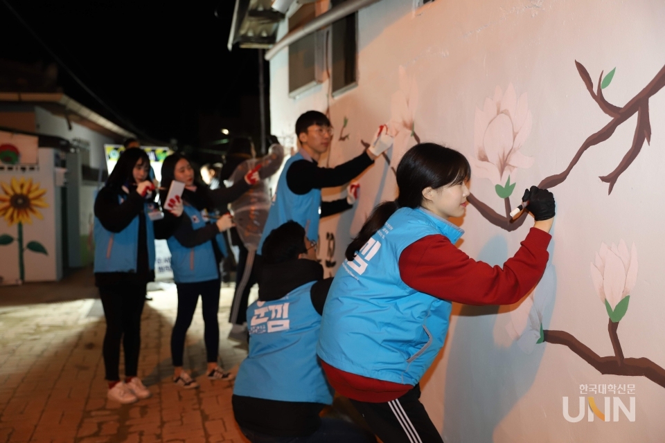 동양대 운낌봉사단 학생들이 낙후된 골목길에 벽화를 그려 환경을 개선하는 '행복한 골목만들기 사업'에 나섰다. (사진=동양대 제공)