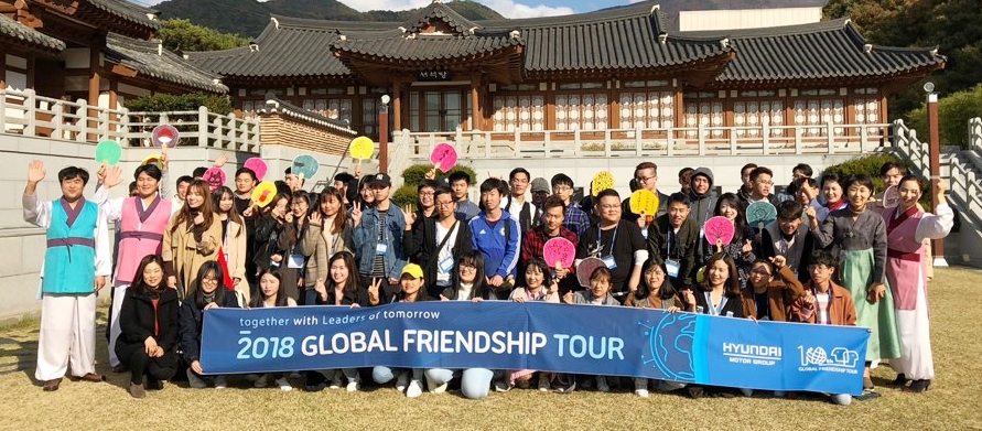 ‘글로벌 프렌드십 투어’에 참여한 외국인 유학생들이 단체 기념촬영을 했다.