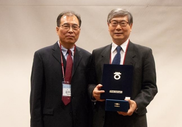 한윤봉 교수(오른쪽)가 한국화공학회 가을총회 및 학술대회에서 우성일 재료상을 수상한 후 기념촬영을 했다.