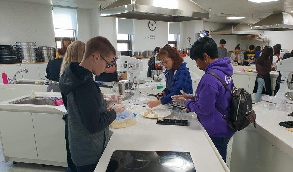 험프리스 학생들이 한국전통음식인 떡을 직접 만들어 보고 있다.