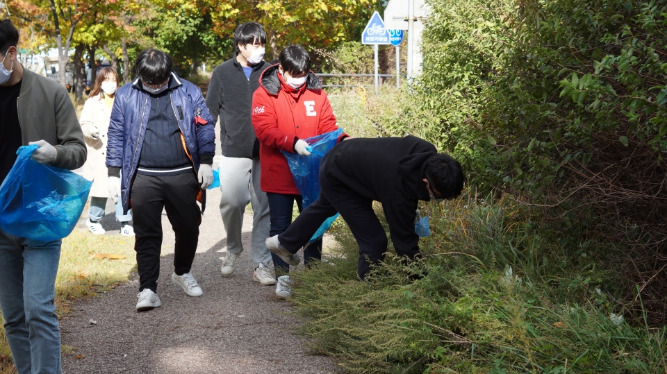 한국산업기술대 학생들이 정왕동 4대 하철 살리기 프로젝트 일환으로 군자천 주변의 쓰레기를 치우며 환경 미화 활동을 하고 있다.