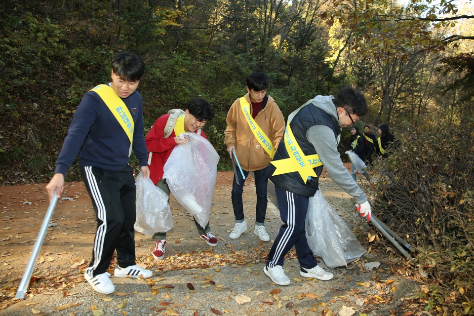 11월 2일 이덕훈 총장을 비롯해 한남대 학생 및 교직원들이 계족산 장동산림욕장 일대에 쓰레기를 주우며 환경정화 활동을 하고 있다.