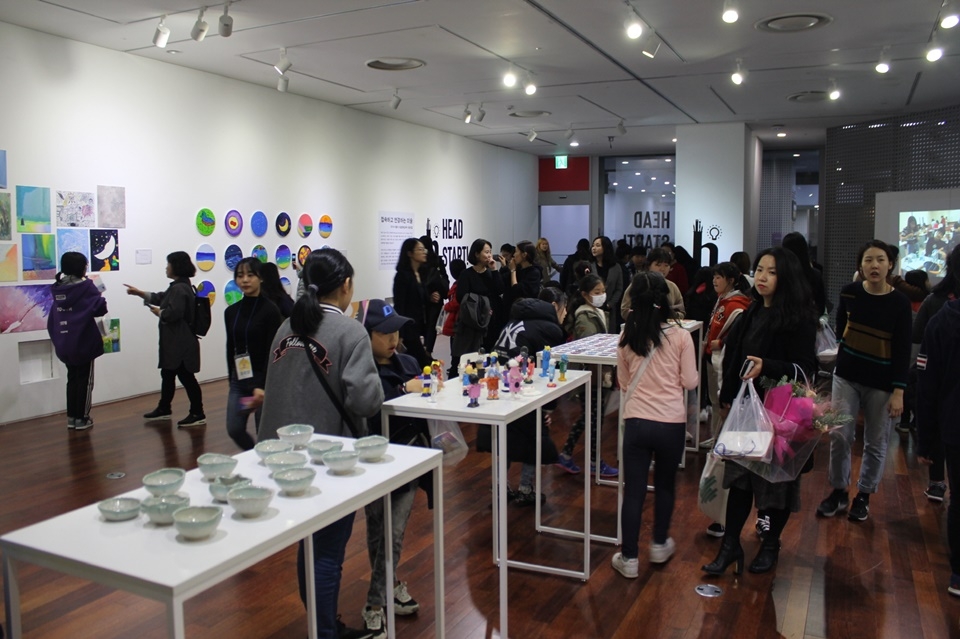 서울시청에서 지난달 30일부터 3일까지 열린 미술영재 학생 작품 전시회(HEAD Start 전시회)를 찾은 관람객들이 전시된 작품들을 구경하고 있다.