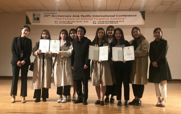 치위생학과 학생들이 한국치위생학회 학술대회에서 금상, 장려상 등 다수의 상을 수상했다.