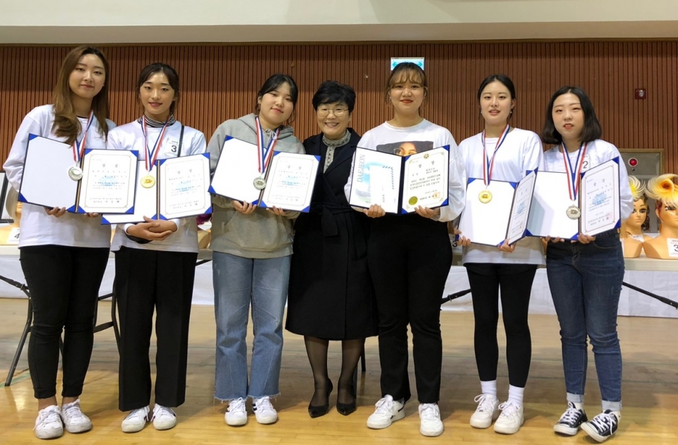 글로벌의료뷰티학과가 대전광역시장배 미용경연대회에서 출전자 6명 전원이 수상했다.