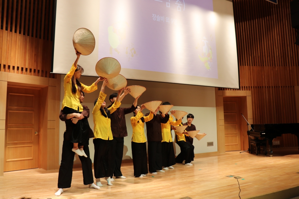 다문화 축제의 밤 행사에서 학생들이 행사에 참가한 지역민들을 위해 전통 춤을 공연하고 있다.