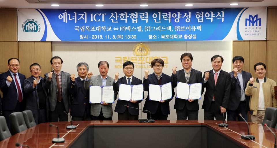김상채 총장 직무대리(왼쪽에서6번째)이 중소기업 3사와 인력양성 협약을 체결한 후 기념촬영을 했다.