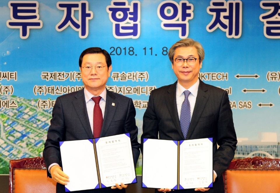 서강석 총장(오른쪽)이 광주시와 에너지신산업 투자 협약을 체결한 후 기념촬영을 했다.