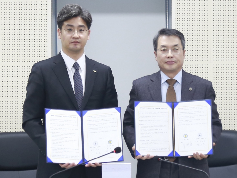 곽병선 총장(오른쪽)과 이효인 총장이 상호협력 협약을 체결한 후 기념촬영을 했다.