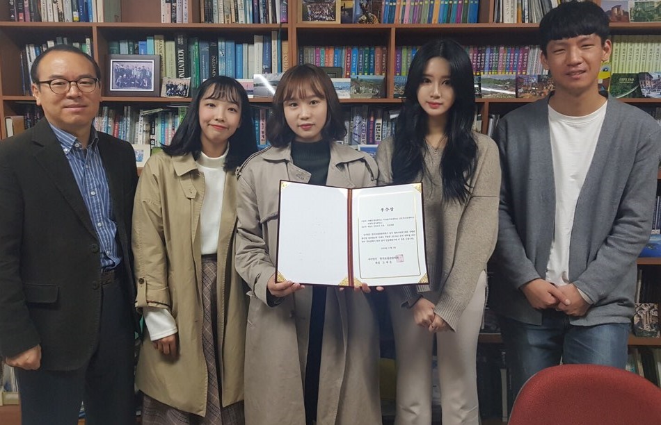 ​오흥철 지도교수(왼쪽)가 한국호텔관광학회 아이디어 공모전에서 우수상을 수상한 학생들과 기념촬영을 했다.