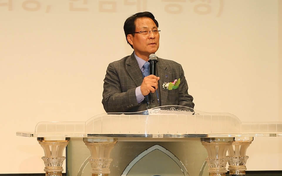 9일 이덕훈 회장이 대한경영학회 추계학술대회에서 축사를 하고 있다.