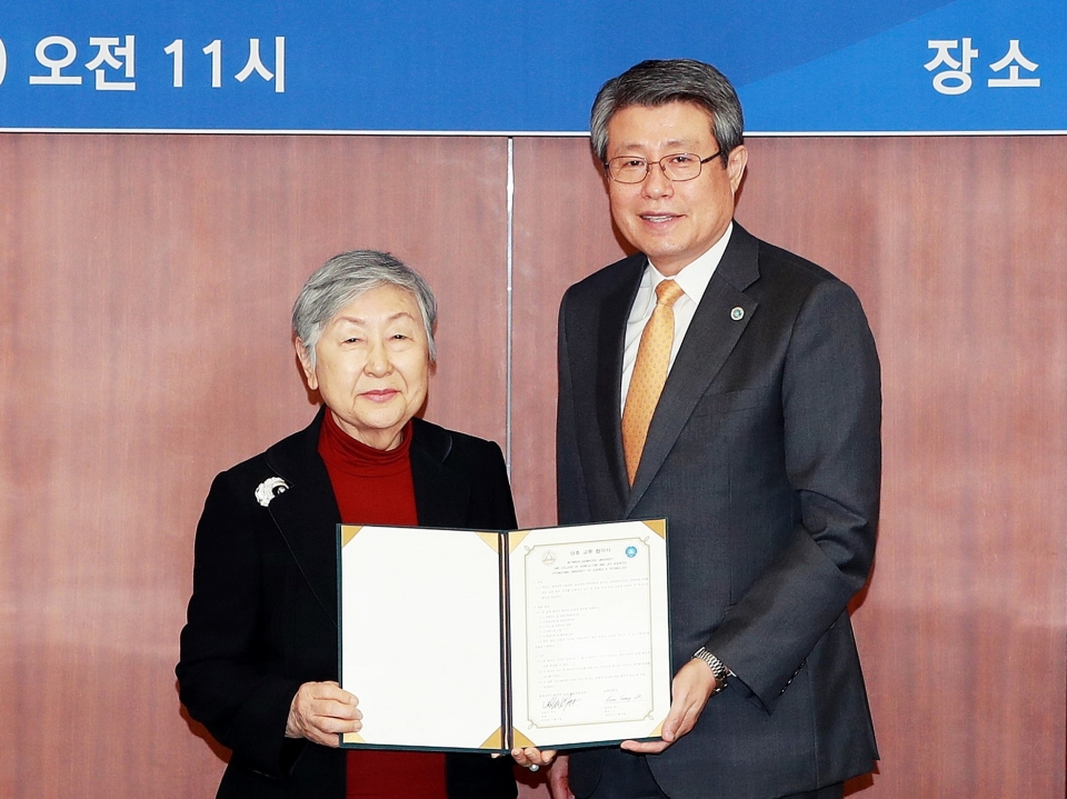 김성익 총장(오른쪽)이 평양과학기술대학과 업무협약을 체결한 후 기념촬영을 했다.