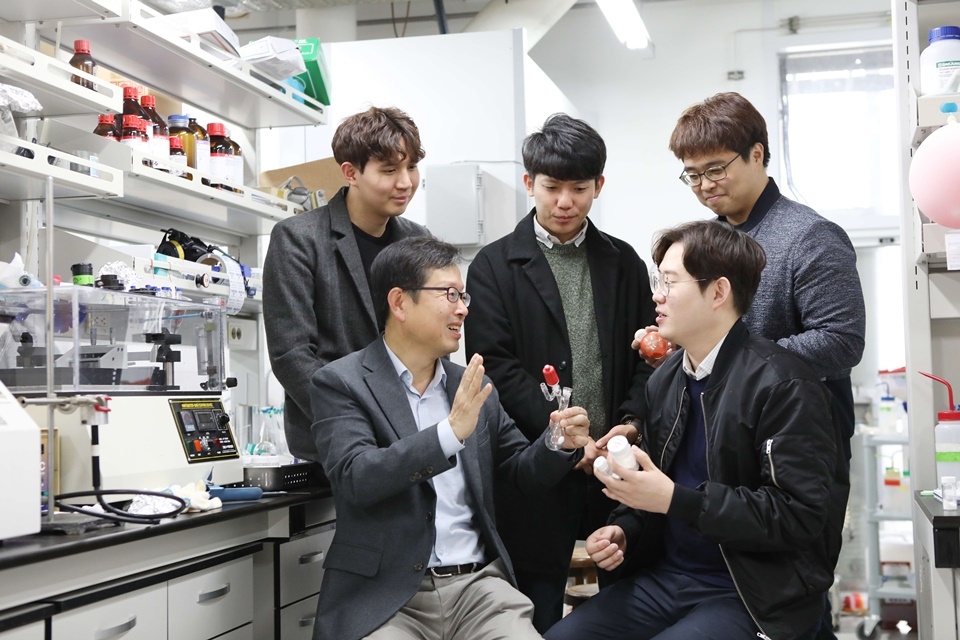 김상율 교수(왼쪽아래)와 연구원들.