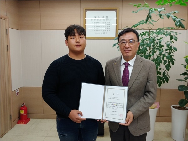 박세민 총동아리연합회회장이 우수자원봉사 표창장을 수여받았다.