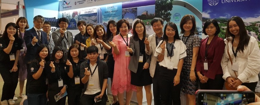 태국 OCSC 엑스포에 참가한 전북대와 지역선도대학육성사업 컨소시엄 대학 등 관계자들이 기념촬영을 했다.