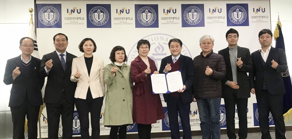 조동성 총장(왼쪽에서 6번째)이 중국 대련외국어대학과 업무협약을 체결한 후 기념촬영을 했다.