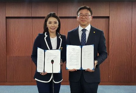 한상호 총장(오른쪽)이 몽골 로열 국제대와 교육프로그램 교류를 위한 업무협약을 체결했다.