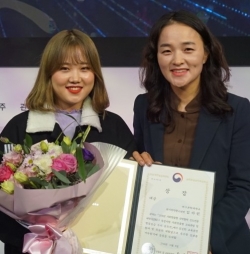 아동청소년지도과 김아린씨(왼쪽)가 현장실습 수기 공모전 대상을 수상한 후 LINC+사업단 이호진 부단장과 기념촬영을 했다.